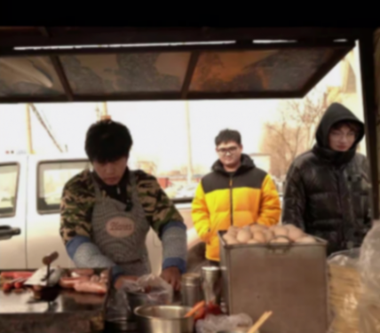 “粥餅倫”堅(jiān)持出攤:火不了一輩子