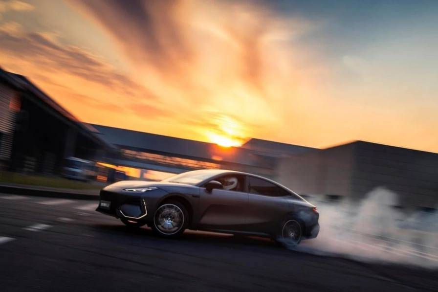 吉利銀河E8兩驅龍騰版+四驅龍騰版正式發布,售價16.58w起啦