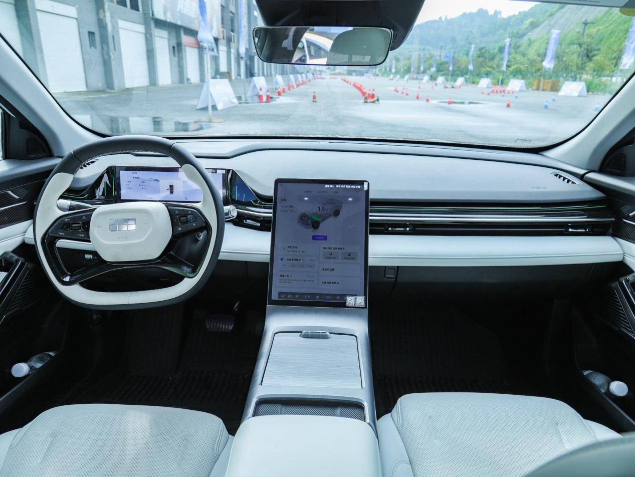 中國電混巔峰戰吉利銀河L6、L7龍騰版區域試駕會@貴陽站