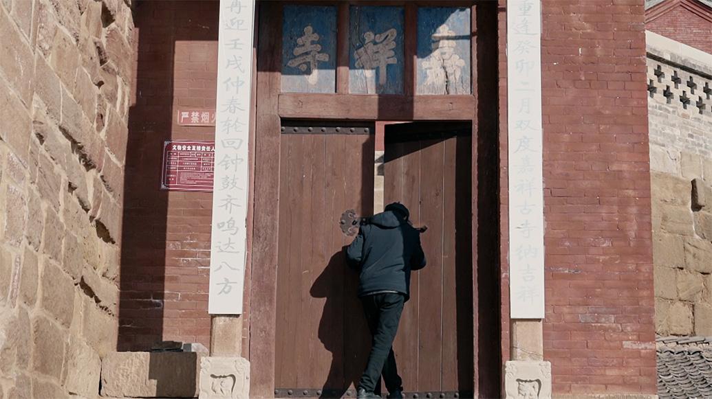 69歲的他,決定回鄉一個人守寺