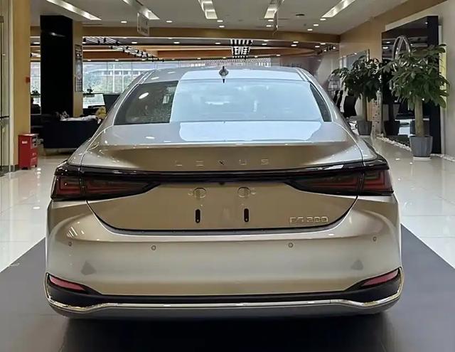 25款雷克薩斯ES閃亮登場，不足30W配貫通尾燈-有駕