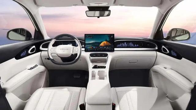 吉利造了一輛唯美新車！外觀酷似奔馳，配前后獨懸僅7.88萬起-有駕