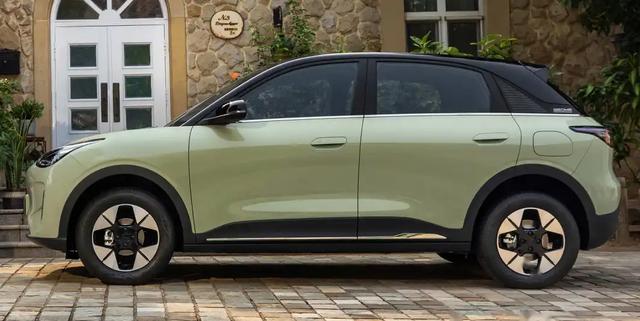 吉利造了一輛唯美新車！外觀酷似奔馳，配前后獨懸僅7.88萬起-有駕