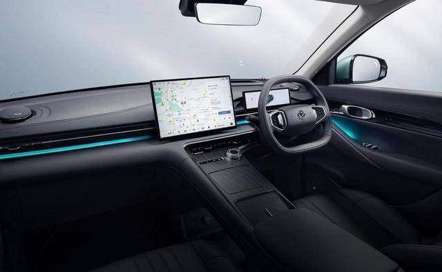 舒服哥又成功了!寶騰“銀河E5” 換上新車標,叫板特斯拉Model Y