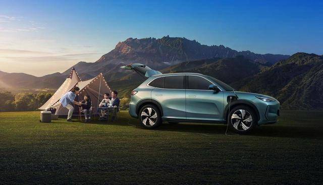 舒服哥又成功了!寶騰“銀河E5” 換上新車標,叫板特斯拉Model Y