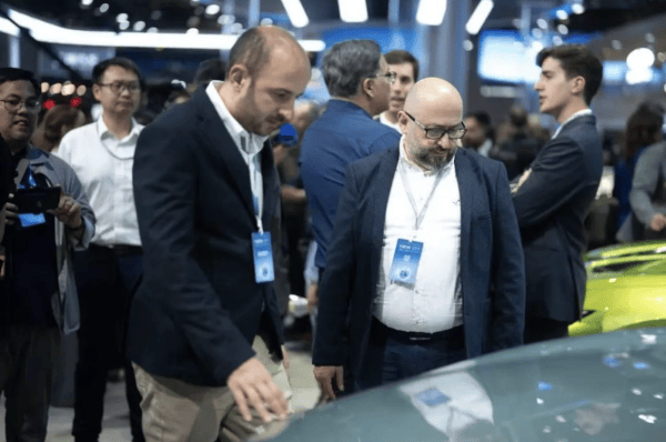 上海車展變巴黎車展?奇瑞展臺擠滿5000外國人