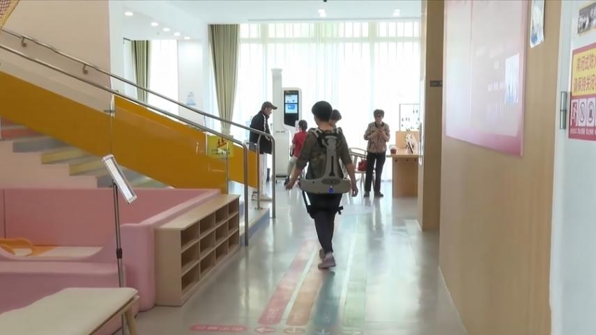 走路爬樓搬東西不求人,滬產AI+家用外骨骼機器人兩月后首發,價格不到1萬