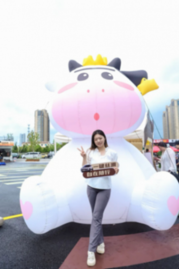 當汽車駛?cè)氤蓖婺翀觯萝嚢l(fā)布會玩成「甜蜜派對」