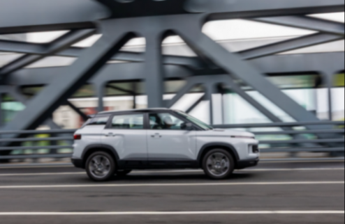 當汽車駛?cè)氤蓖婺翀觯萝嚢l(fā)布會玩成「甜蜜派對」