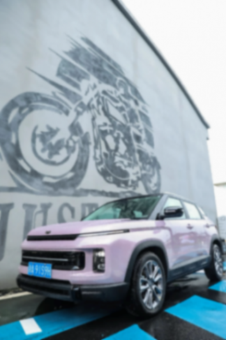 當汽車駛?cè)氤蓖婺翀觯萝嚢l(fā)布會玩成「甜蜜派對」