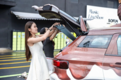 當汽車駛?cè)氤蓖婺翀觯萝嚢l(fā)布會玩成「甜蜜派對」