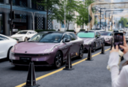 領克10 EM-P現身街頭,長超5米+530馬力,配冰箱+小桌板