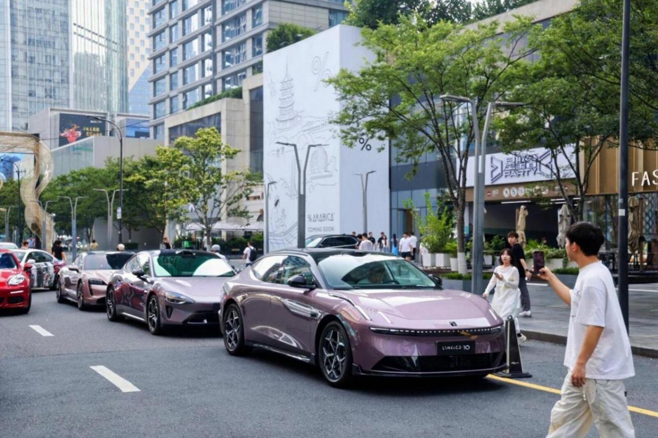 領克10 EM-P現身街頭,長超5米+530馬力,配冰箱+小桌板