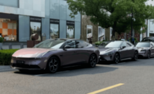 領克10 EM-P現身街頭,長超5米+530馬力,配冰箱+小桌板