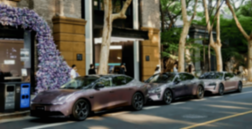 領克10 EM-P現身街頭,長超5米+530馬力,配冰箱+小桌板