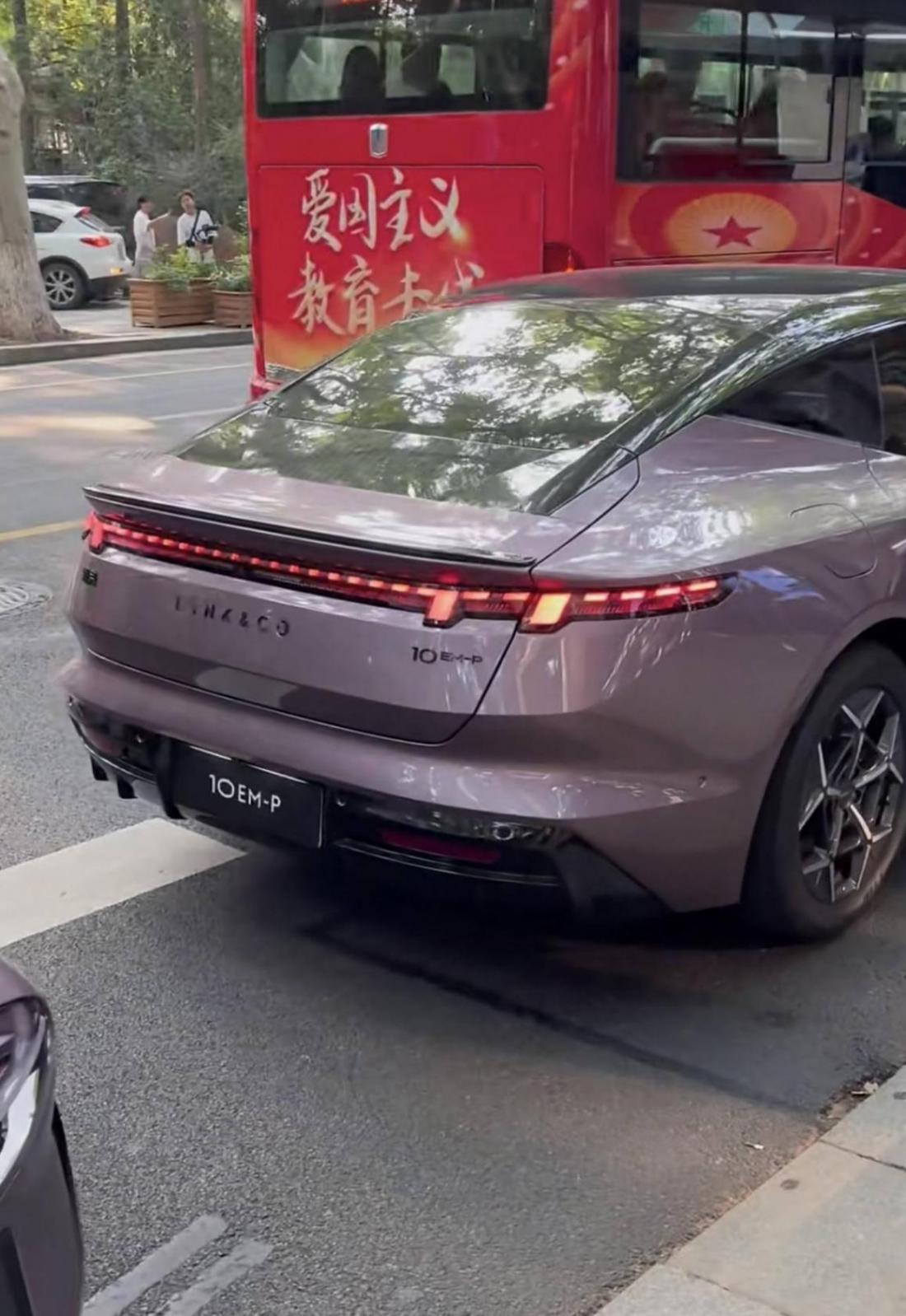 領克10 EM-P現身街頭,長超5米+530馬力,配冰箱+小桌板