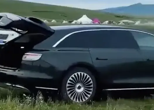  余承東現身享界S9T試駕現場：展示智慧電門、尾門功能