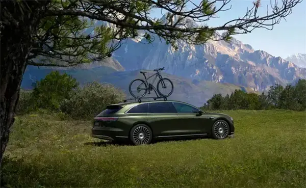  余承東現身享界S9T試駕現場：展示智慧電門、尾門功能