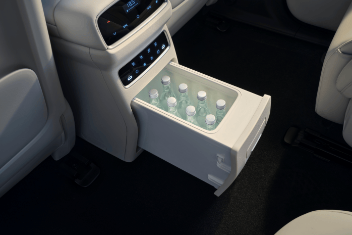 東風奕派eπ008六座版:17萬級家用SUV的“技術(shù)流”破壁者