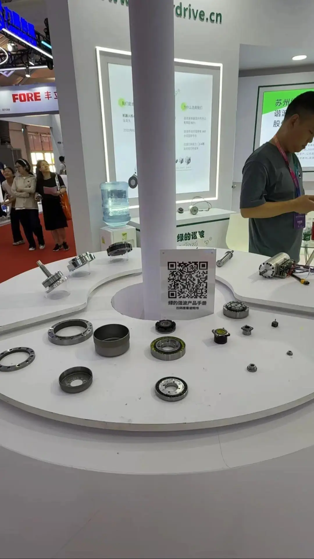 2025世界機器人大會(WRC 2025),有300余家企業、機構和院校參展,展出超過1500款機器人產品 image