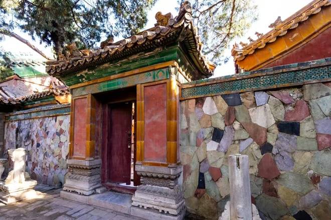 奔馳始終恪守追求卓越的品牌基因,將前沿科技、數字化工具與客戶洞察融入產品與服務,持續引領豪華出行風潮