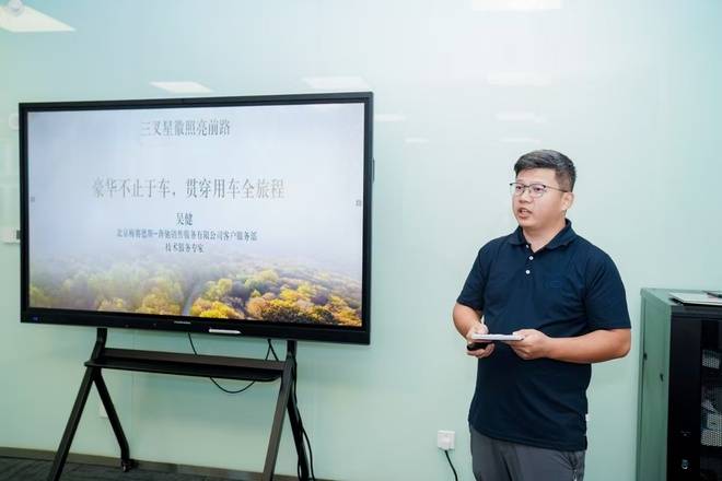 奔馳始終恪守追求卓越的品牌基因,將前沿科技、數字化工具與客戶洞察融入產品與服務,持續引領豪華出行風潮