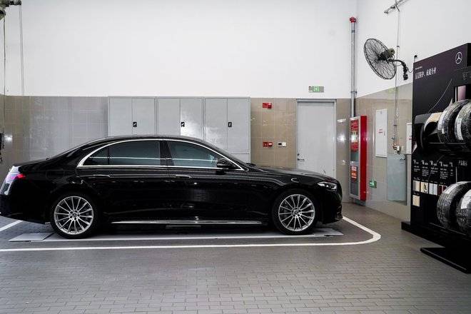 奔馳始終恪守追求卓越的品牌基因,將前沿科技、數字化工具與客戶洞察融入產品與服務,持續引領豪華出行風潮