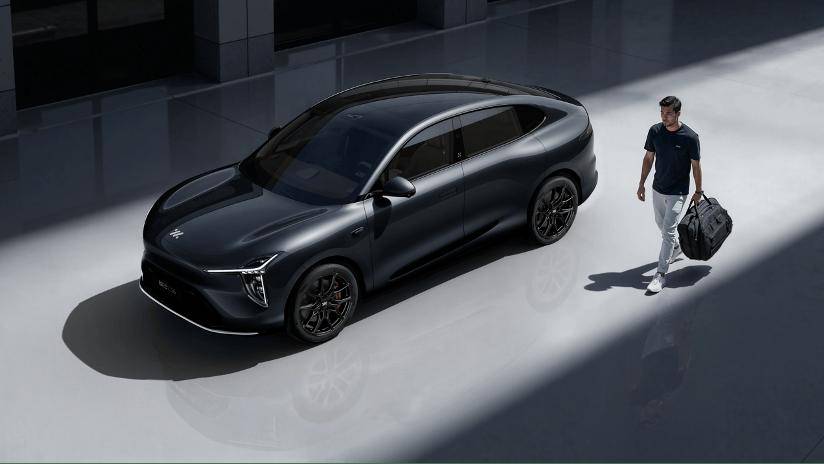 30分鐘訂單破萬,新一代智己LS6掀翻“插電油”