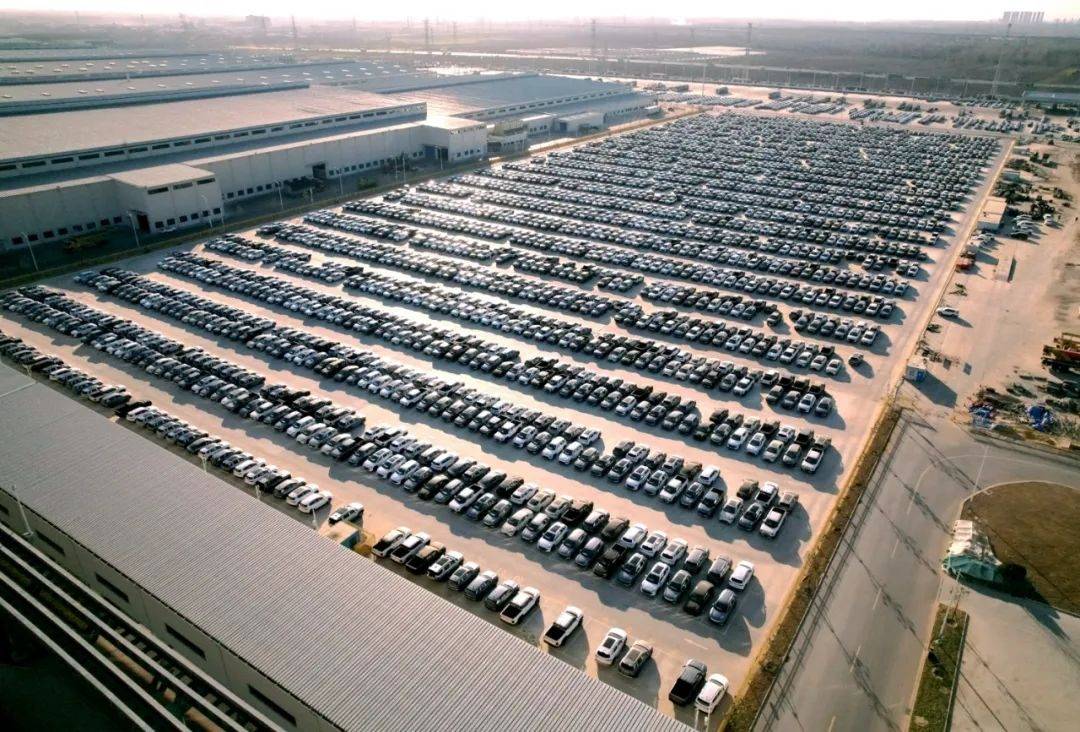 8月14日,比亞迪鄭州賽車場正式開業,王傳福宣布建設全球首批全地形專業賽車場不到兩年時間。