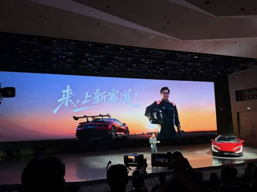 8月14日,比亞迪鄭州賽車場正式開業,王傳福宣布建設全球首批全地形專業賽車場不到兩年時間。