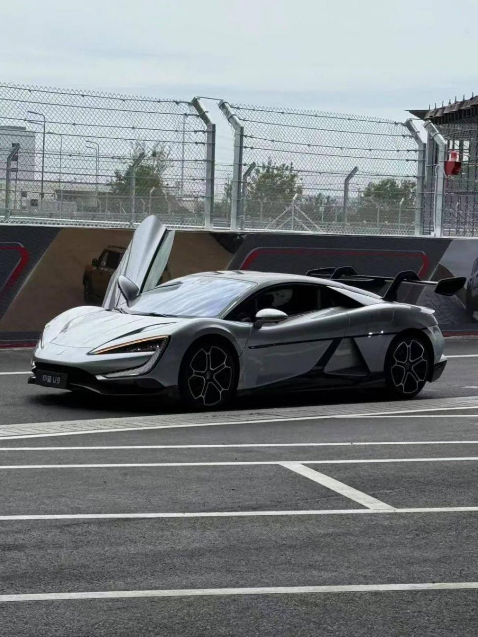 8月14日,比亞迪鄭州賽車場正式開業,王傳福宣布建設全球首批全地形專業賽車場不到兩年時間。