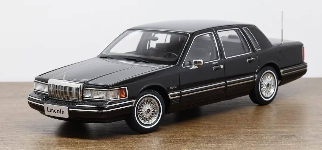 來自漂亮國的西裝友:二代Town Car