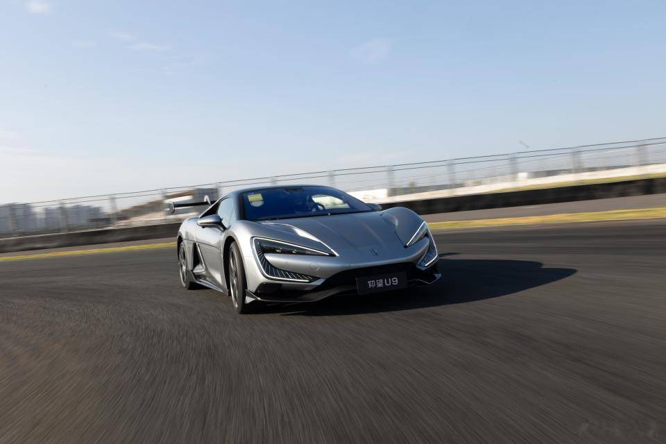 就一個數(shù)字!王傳福拿出了比亞迪的看家本領(lǐng),友商這回真沒法跟了