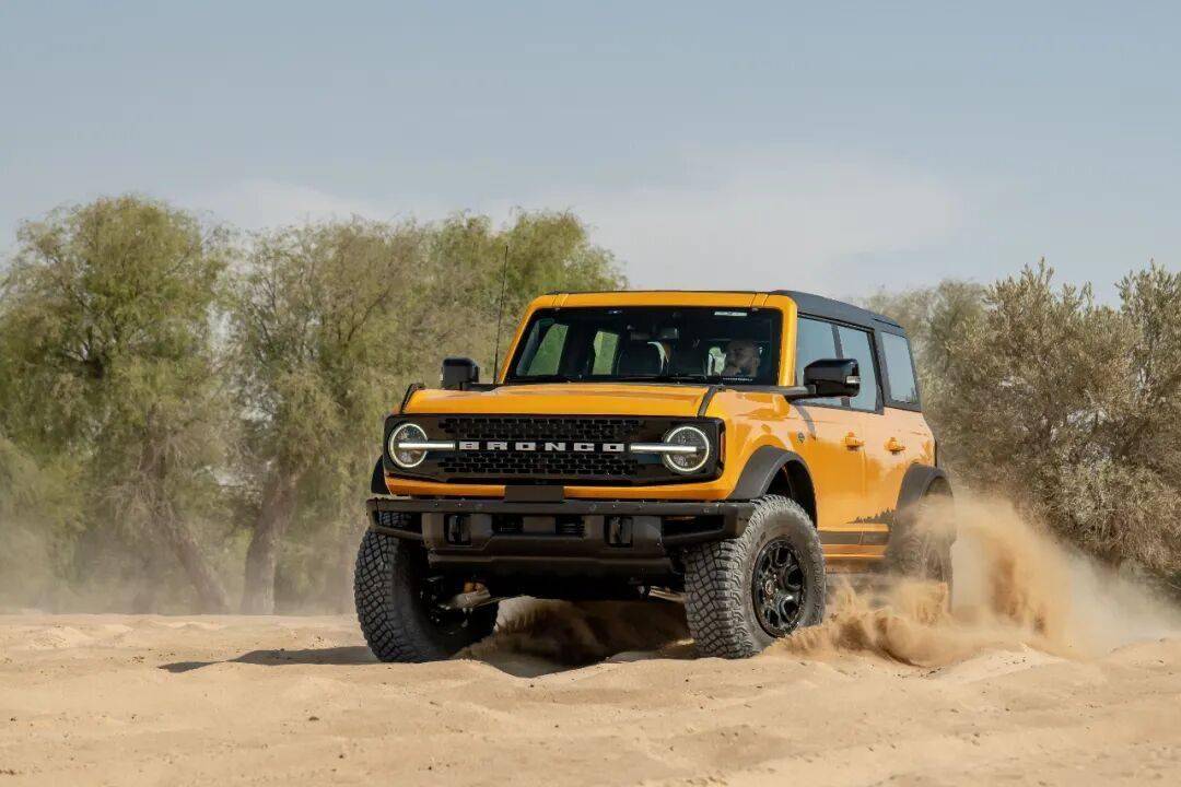 2020款Bronco以硬派越野為核心,與Jeep牧馬人直接競爭,強調非承載式車身和機械越野能力