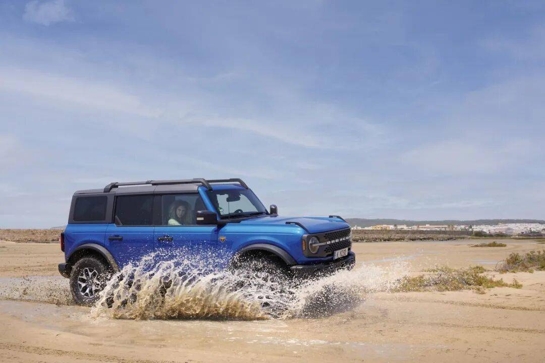 2020款Bronco以硬派越野為核心,與Jeep牧馬人直接競爭,強調非承載式車身和機械越野能力