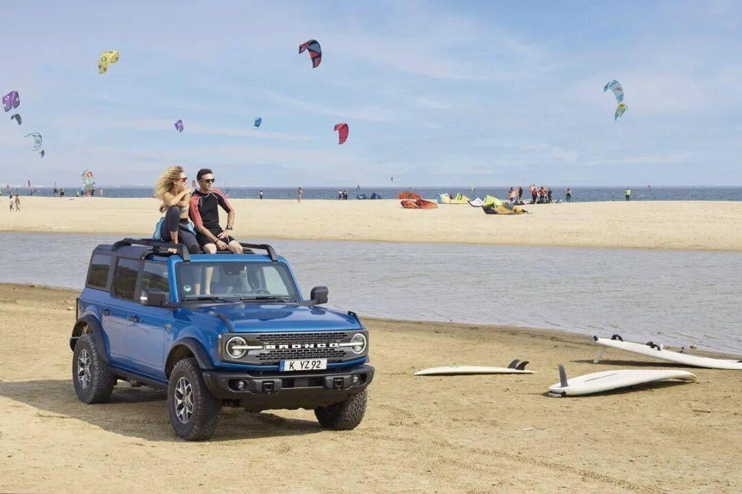 2020款Bronco以硬派越野為核心,與Jeep牧馬人直接競爭,強調非承載式車身和機械越野能力