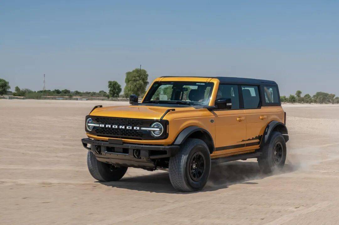 2020款Bronco以硬派越野為核心,與Jeep牧馬人直接競爭,強調非承載式車身和機械越野能力