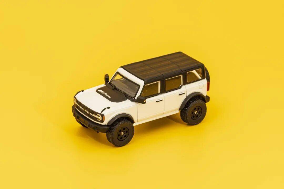 2020款Bronco以硬派越野為核心,與Jeep牧馬人直接競爭,強調非承載式車身和機械越野能力