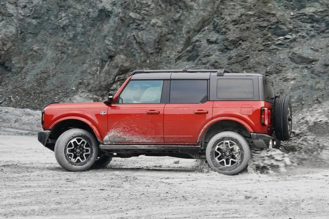 2020款Bronco以硬派越野為核心,與Jeep牧馬人直接競爭,強調非承載式車身和機械越野能力