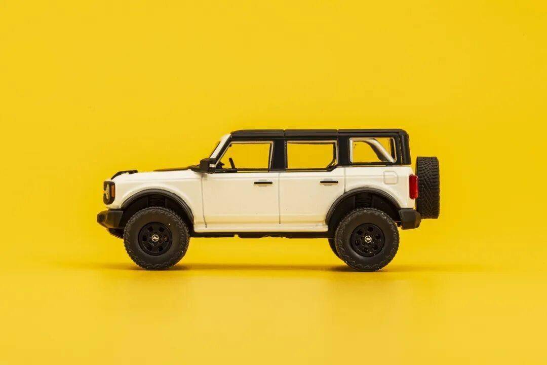 2020款Bronco以硬派越野為核心,與Jeep牧馬人直接競爭,強調非承載式車身和機械越野能力