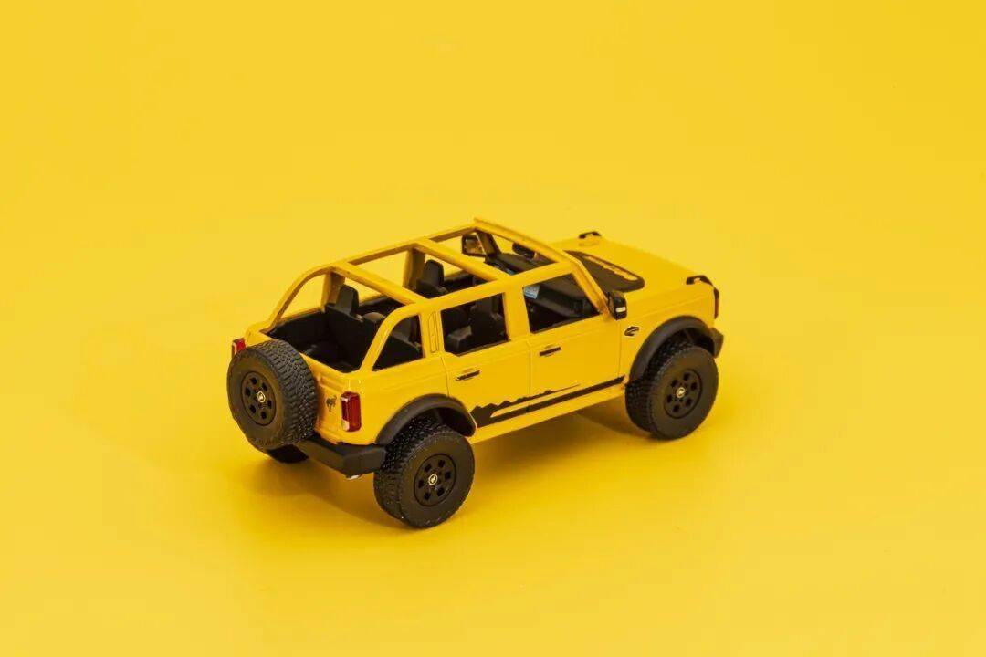 2020款Bronco以硬派越野為核心,與Jeep牧馬人直接競爭,強調非承載式車身和機械越野能力