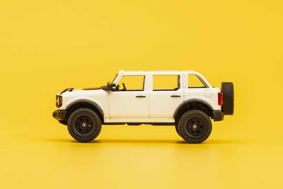 2020款Bronco以硬派越野為核心,與Jeep牧馬人直接競爭,強調非承載式車身和機械越野能力