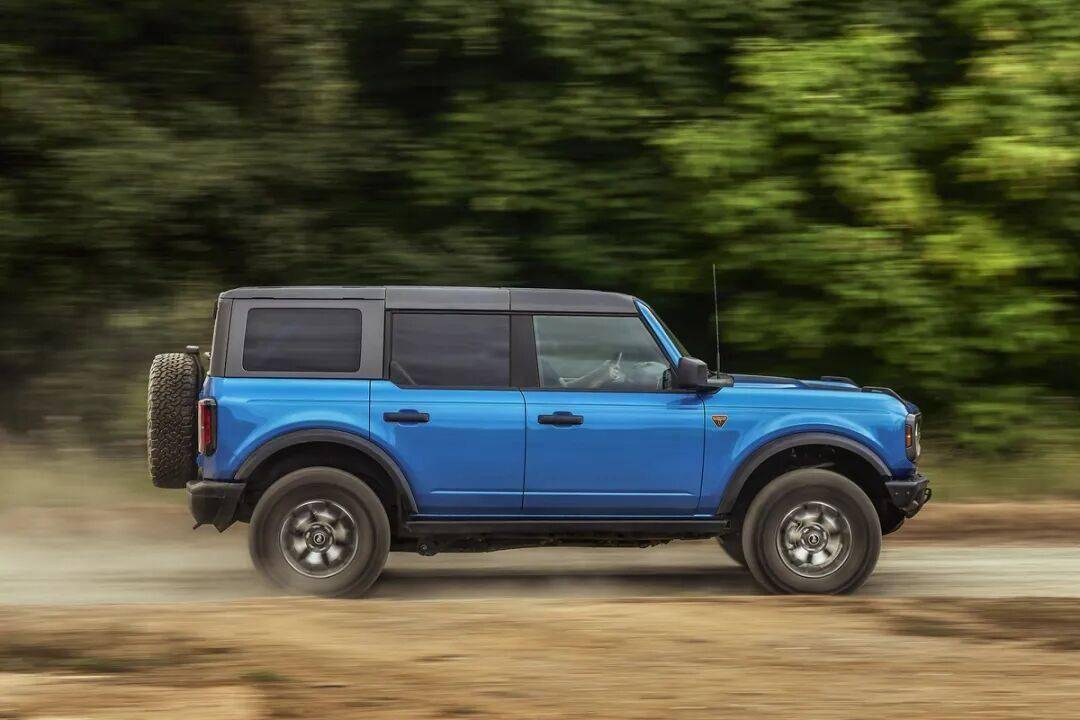 2020款Bronco以硬派越野為核心,與Jeep牧馬人直接競爭,強調非承載式車身和機械越野能力