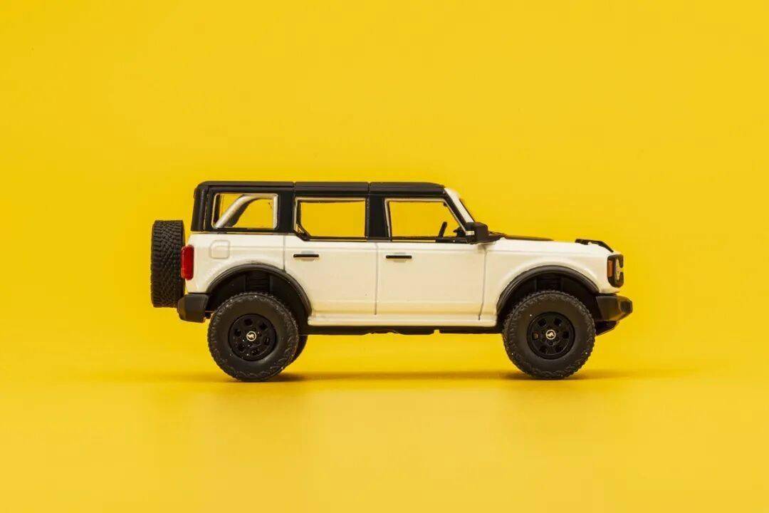 2020款Bronco以硬派越野為核心,與Jeep牧馬人直接競爭,強調非承載式車身和機械越野能力