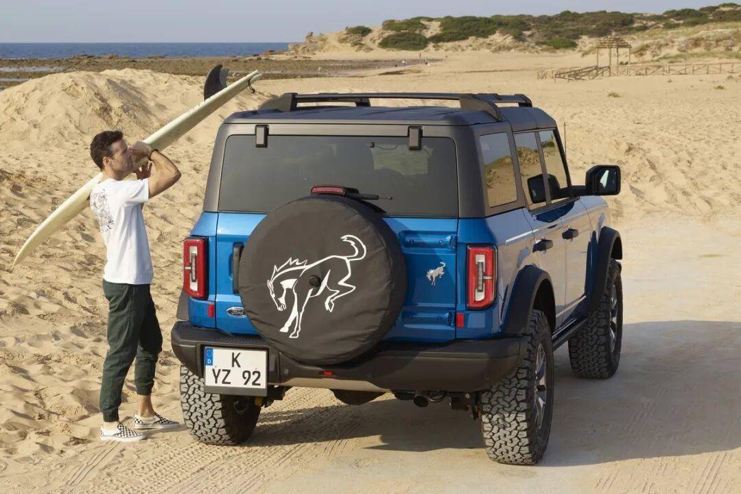 2020款Bronco以硬派越野為核心,與Jeep牧馬人直接競爭,強調非承載式車身和機械越野能力