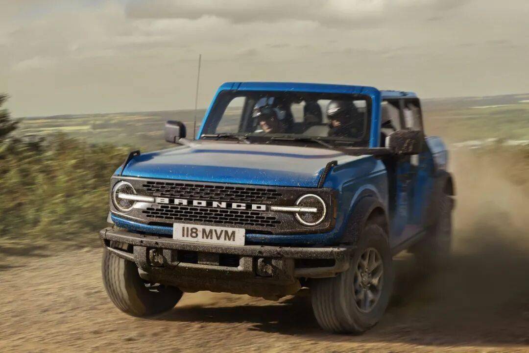 2020款Bronco以硬派越野為核心,與Jeep牧馬人直接競爭,強調非承載式車身和機械越野能力