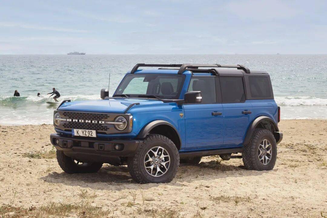 2020款Bronco以硬派越野為核心,與Jeep牧馬人直接競爭,強調非承載式車身和機械越野能力