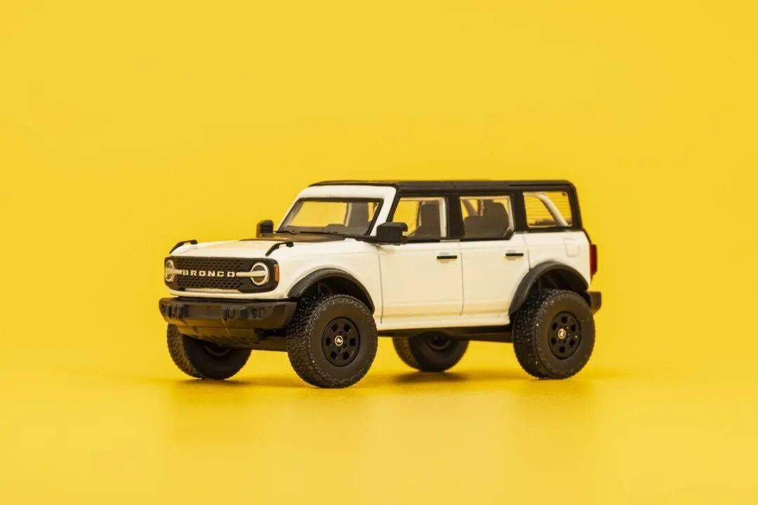 2020款Bronco以硬派越野為核心,與Jeep牧馬人直接競爭,強調非承載式車身和機械越野能力