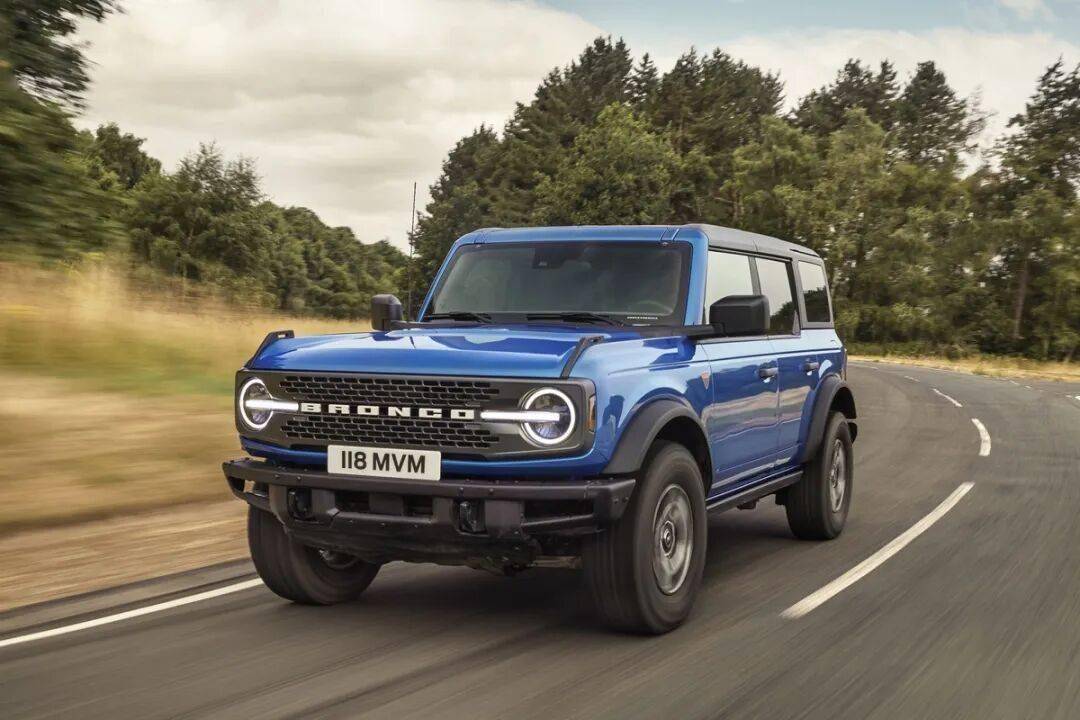 2020款Bronco以硬派越野為核心,與Jeep牧馬人直接競爭,強調非承載式車身和機械越野能力
