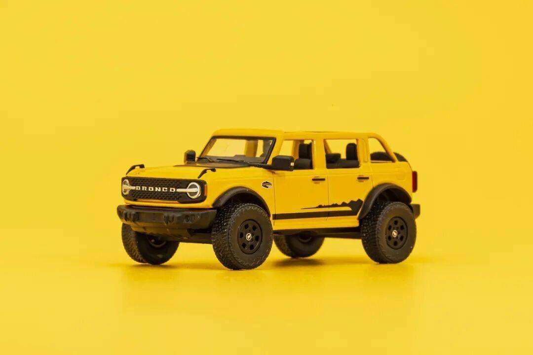 2020款Bronco以硬派越野為核心,與Jeep牧馬人直接競爭,強調非承載式車身和機械越野能力